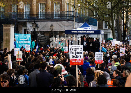 Un médecin est titulaire d'un placard en disant "victoire pour les médecins" au cours d'un médecin en protestation à Londres contre le contrat de Jeremy Hunt Banque D'Images