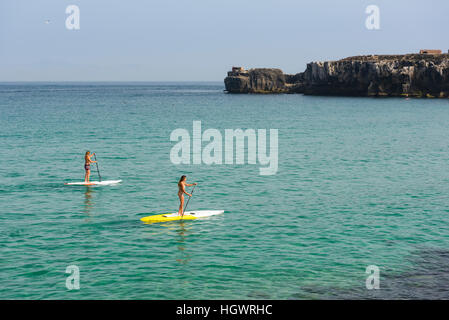 Les femmes bénéficiant du Stand Up Paddle Surf. Tarifa, Costa de la Luz, Cadix, Andalousie, espagne. Banque D'Images