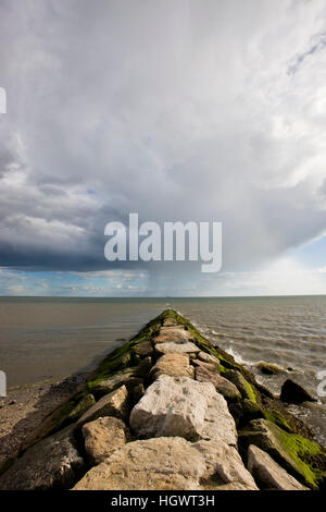 Averses de pluie dans la distance comme vu à partir d'un brise-lames sur Long Beach à Stratford (Connecticut). À côté de la grande unité prés de McKinney Nationa Banque D'Images