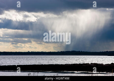 Averses de pluie dans la distance comme vu du Long Beach à Stratford (Connecticut). À côté de la grande unité de McKinney Meadows National Wildlife Refug Banque D'Images