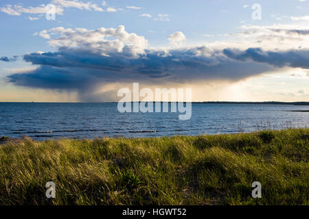 Averses de pluie dans la distance comme vu du Long Beach à Stratford (Connecticut). À côté de la grande unité de McKinney Meadows National Wildlife Refug Banque D'Images