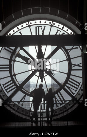 Derrière le couple à l'horloge Orsay à Paris, France Banque D'Images