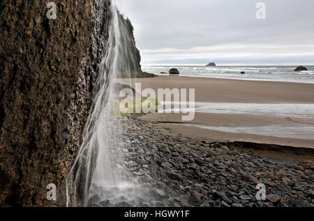 Ou02318-00...OREGON - petite chute sur la plage du Parc d'état de Hug Point, au sud de la plage de Canon. Banque D'Images