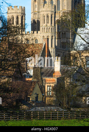 La maison de l'évêque à la cathédrale à l'arrière, Ely, Cambridgeshire, Angleterre. Banque D'Images