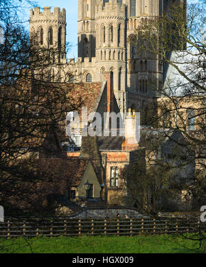 La maison de l'évêque à la cathédrale à l'arrière, Ely, Cambridgeshire, Angleterre. Banque D'Images