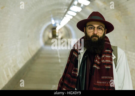 Homme barbu avec chapeau et lunettes au Greenwich Foot Tunnel, Greenwich. Jan, 2017. London, UK Banque D'Images