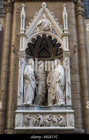 Florence. L'Italie. Sculpture du 'Quatre Couronnés, des maîtres de Nanni di Banco (ca. 1380-1385-1421), ca. 1410-15, sur la façade du Palazzo Vecchio. Banque D'Images