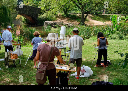 Groupe d'âge des étudiants en art peinture un pont mobile dans Central Park à Manhattan Banque D'Images