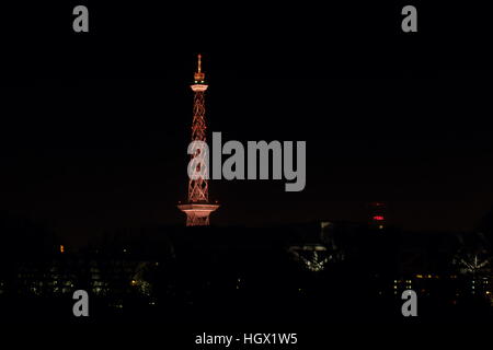 Funkturm (Tour radio) à Berlin, courts de nuit. Banque D'Images