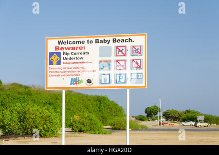 Aruba, Antilles - le 26 septembre 2012 : Entrée sur le baby beach sur l'île d'Aruba dans la mer des Caraïbes Banque D'Images
