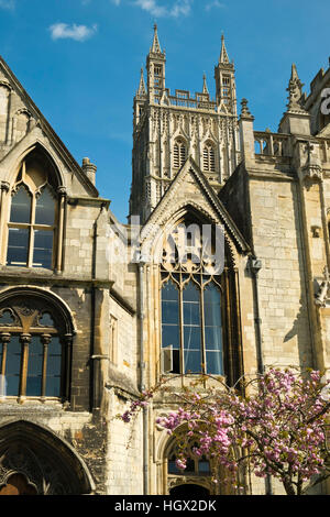 De vieux bâtiments pittoresques autour de la cathédrale de Gloucester, Gloucestershire, Royaume-Uni Banque D'Images