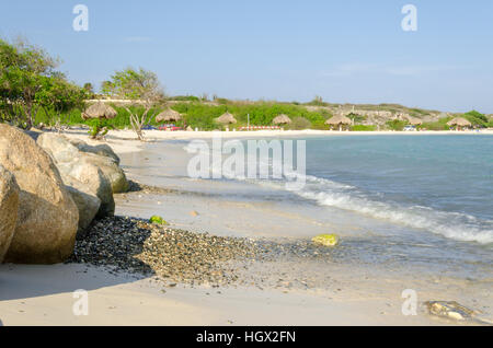 Aruba, Antilles - le 26 septembre 2012 : vue sur les roches de baby beach sur l'île d'Aruba dans la mer des Caraïbes Banque D'Images