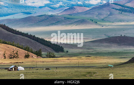 Ger sur la prairie mongole avec des collines en arrière-plan, la Mongolie, l'Asie Banque D'Images