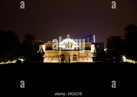 Vue de nuit Dräi Eechelen Musée dans la ville de Luxembourg Banque D'Images