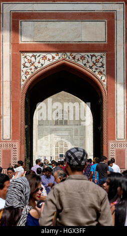 Élaborer des principaux archway passerelle par laquelle le Taj Mahal peut être vu Banque D'Images