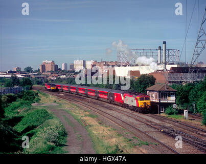 Une locomotive diesel de classe 57 numéro 57304 travaille un service de la côte ouest de Virgin détourné après la boîte de signalisation Washwood Heath Sidings no 1 près de Washwood Heath. Banque D'Images