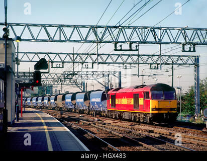 Un EWS locomotive classe 60 travailler un râteau de wagons globale vide à Stratford dans l'Est de Londres. 17 septembre 2003. Banque D'Images