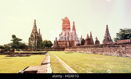 Style vintage, Wat Chaiwatthanaram est ancien temple bouddhiste, célèbre attraction touristique et religieux de Ayutthaya Historical Park Banque D'Images