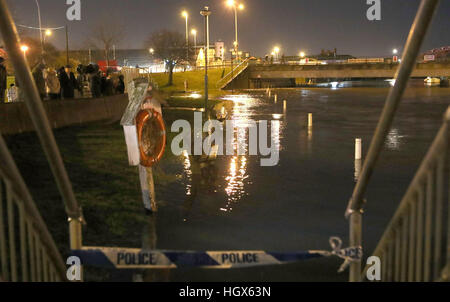 La rivière Bure coule plus élevé que la normale de Great Yarmouth, Norfolk, en tant que police de Norfolk a déclaré que le risque d'inondation de la zone devait culminer à 21h30, à Lowestoft et Waveney devraient être les zones les plus affectées. Banque D'Images