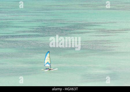 Aruba, Antilles - le 26 septembre 2012 : voiliers dans une mer des caraïbes bleu dans l'île de Aruba Banque D'Images