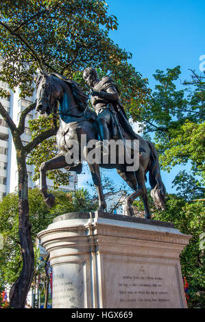 La statue de Simon Bolivar dans Parc Simon Bolivar, Medellin, Colombie Banque D'Images