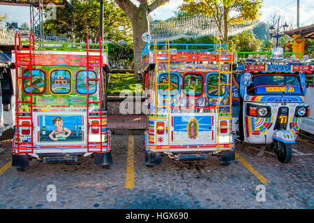 Mototaxi colorés (tuk tuk) à Guatape village, Colombie Banque D'Images