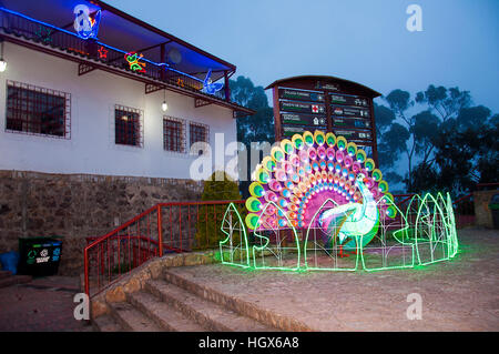 Quelques décorations de Noël en haut de la colline Monserrate, à Bogota. Banque D'Images