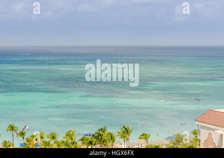 Aruba, Antilles - le 26 septembre 2012 : les touristes profitant de la mer des Caraïbes à Aruba blue Island Banque D'Images