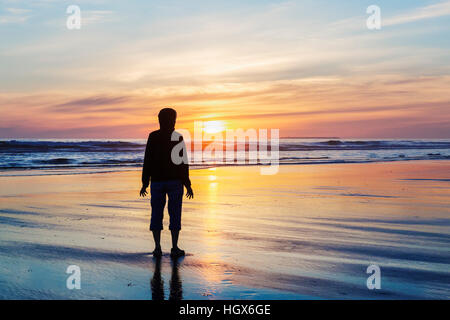 Silhouette féminine au coucher du soleil, Kalaloch Beach State Park, Washington. Plages dans la région de Kalaloch Olympic National Park, identifiés par numéro de piste Banque D'Images