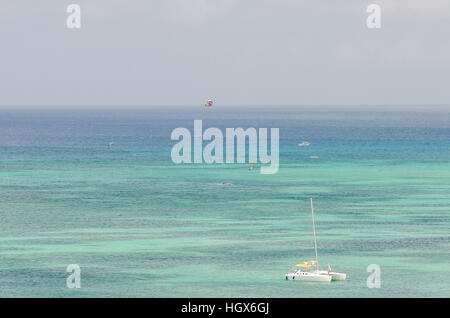 Aruba, Antilles - le 26 septembre 2012 : voiliers dans une mer des caraïbes bleu dans l'île de Aruba Banque D'Images