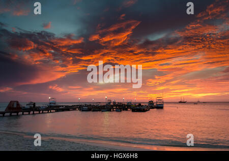 Aruba, Antilles - le 25 septembre 2012 : Photo montrant l'heure d'or avec des voiliers sur la mer ancrée par le coucher du soleil. L'image a été prise à Aruba, i Banque D'Images