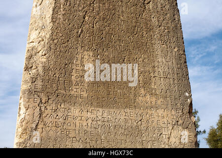 - L'obélisque Xanthian inscrit sur la stèle l'acropole de l'ancienne ville lycienne de Xanthos, Turquie Banque D'Images