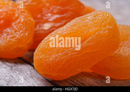 Belle dynamique abricots secs frais close up sur une vieille table en bois. Banque D'Images