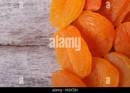 Abricots secs gros gros plan sur une vieille table en bois. Banque D'Images
