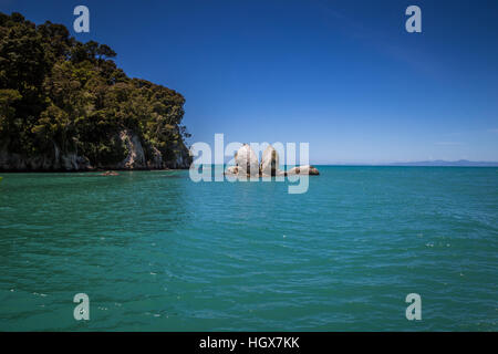 Paysage avec Split Rock Apple ou Tokangawha à Kaiteriteri beach, Parc National d'Abel Tasman, Nouvelle-Zélande, île du Sud en plein soleil d'été Banque D'Images