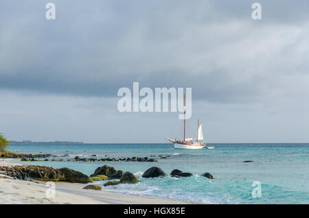 Aruba, Antilles - le 25 septembre 2012 : Photo montrant un grand voilier sur mer naviguer vers la plage. L'image a été prise à partir de la plage d'Arashi, Arub Banque D'Images