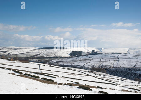 La neige recouvre les collines et les terres agricoles dans le peak district au yorkshire Banque D'Images