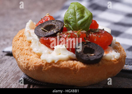 Bruschetta aux tomates parfumées, le fromage et les olives sur la table. Banque D'Images