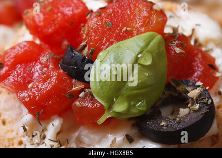 Sandwich avec feta, tomates, olives et basilic. Texture Macro. Banque D'Images