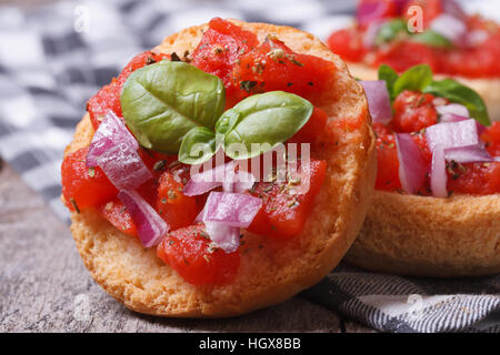 Deux italiens bruschetta à la tomate, l'oignon et le basilic close-up sur la table Banque D'Images