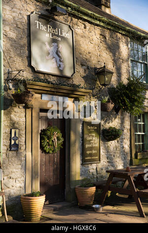 Royaume-uni, Angleterre, Derbyshire, Litton, Red Lion Inn en hiver avec couronne sur la porte Banque D'Images