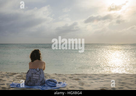Aruba, Antilles - le 25 septembre 2012 : Touristique bénéficiant d'une vue magnifique sur la plage d'Arashi à Aruba, une île paradisiaque des Caraïbes Banque D'Images