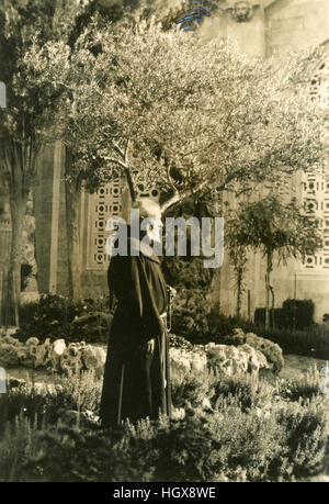 Un moment à prey dans le jardin,1946, Bethléem, Palestine, Jérusalem, Israël, Cisjordanie, Images historiques,le jardin de Gethsémani, Jardin des Oliviers Banque D'Images