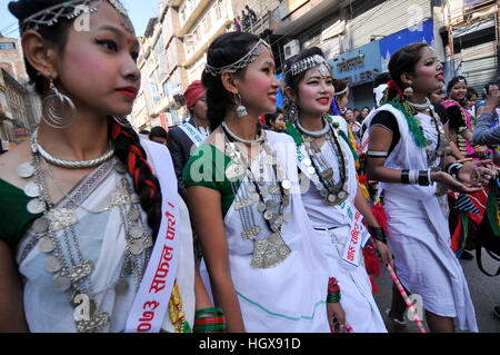 Katmandou, Népal. 14 Jan, 2017. Communauté Tharu Népal femme portant une tenue traditionnelle lors de la parade du festival de Maghi célébrations, ou le Nouvel An de la communauté tharu à Katmandou, Népal le Samedi, Janvier 14, 2017. Maghi Sankranti est célébré par le népalais le premier jour de 10e mois dans le calendrier lunaire hindou pour marquer le début de la nouvelle année pour communauté Tharu. © Narayan Maharjan/Pacific Press/Alamy Live News Banque D'Images