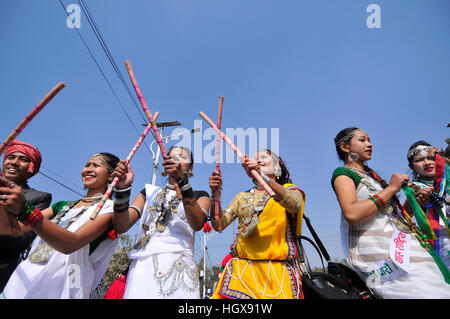 Katmandou, Népal. 14 Jan, 2017. Communauté Tharu Népal femme joue les instruments traditionnels lors de la parade du festival de Maghi célébrations, ou le Nouvel An de la communauté tharu à Katmandou, Népal le Samedi, Janvier 14, 2017. Maghi Sankranti est célébré par le népalais le premier jour de 10e mois dans le calendrier lunaire hindou pour marquer le début de la nouvelle année pour communauté Tharu. © Narayan Maharjan/Pacific Press/Alamy Live News Banque D'Images