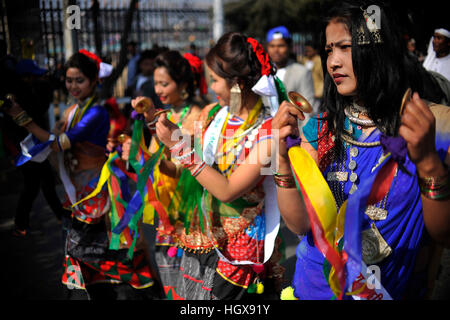 Katmandou, Népal. 14 Jan, 2017. Communauté Tharu Népal femme joue les instruments traditionnels lors de la parade du festival de Maghi célébrations, ou le Nouvel An de la communauté tharu à Katmandou, Népal le Samedi, Janvier 14, 2017. Maghi Sankranti est célébré par le népalais le premier jour de 10e mois dans le calendrier lunaire hindou pour marquer le début de la nouvelle année pour communauté Tharu. © Narayan Maharjan/Pacific Press/Alamy Live News Banque D'Images