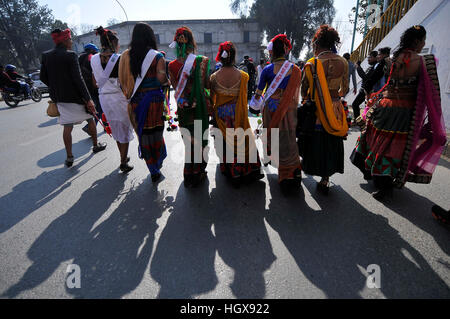 Katmandou, Népal. 14 Jan, 2017. Communauté Tharu Népal femme portant une tenue traditionnelle lors de la parade du festival de Maghi célébrations, ou le Nouvel An de la communauté tharu à Katmandou, Népal le Samedi, Janvier 14, 2017. Maghi Sankranti est célébré par le népalais le premier jour de 10e mois dans le calendrier lunaire hindou pour marquer le début de la nouvelle année pour communauté Tharu. © Narayan Maharjan/Pacific Press/Alamy Live News Banque D'Images