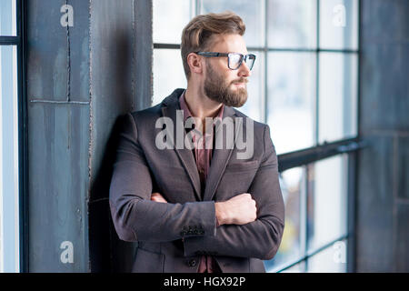 Portrait of businessman près de la fenêtre Banque D'Images