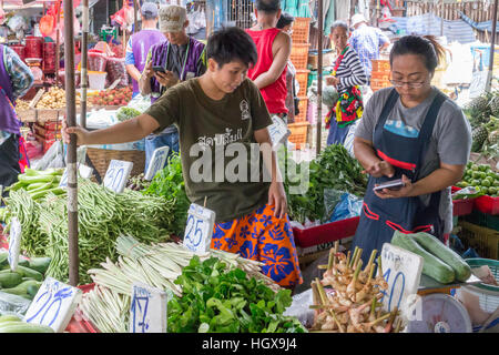 Les étals de marché sur Pak Khlong Talad marché, Bangkok, Thaïlande Banque D'Images