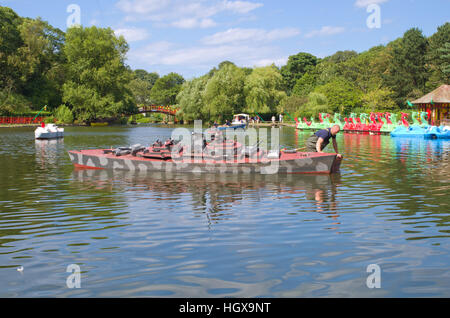 Grande maquette de bateau de la guerre La guerre navale Peasholm Park Scarborough North Yorkshire UK Banque D'Images